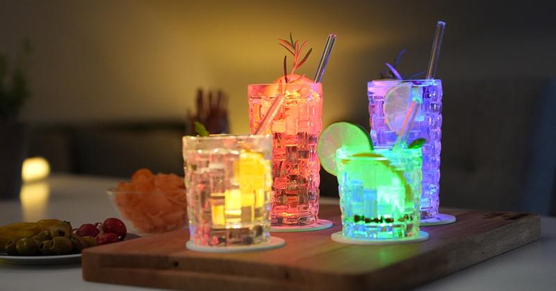 LED-Untersetzer von EZ Originalz leuchten unter Cocktailgläsern