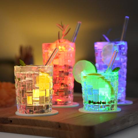 Leuchtende Cocktails auf einem Holzbrett