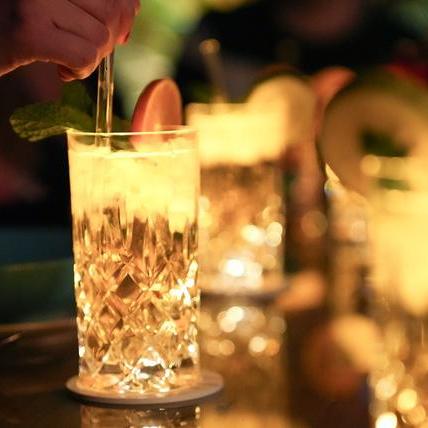 Warmweiß leuchtende Untersetzer auf einer Bar